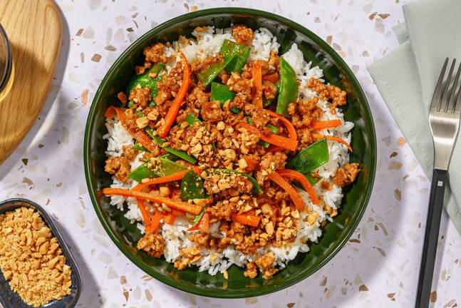 Bols de dinde super rapides et sauce aux arachides avec pois mange-tout et carottes