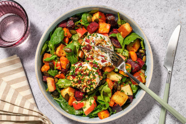 Sallad med tranbärs- och pinejnötsvänd getost