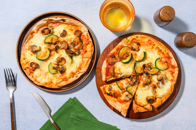 Pizzas sur pain plat champignons-courgette