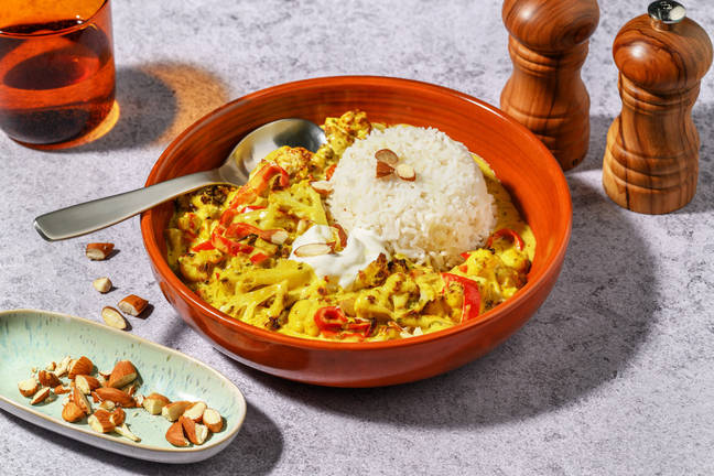 Romige groentecurry met yoghurt en amandelen