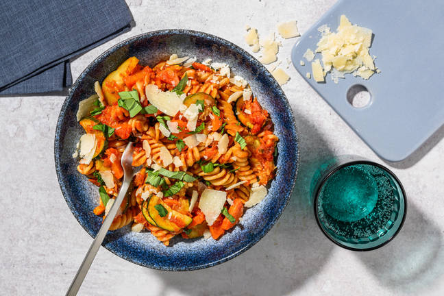 Fusilli met rodepestosaus