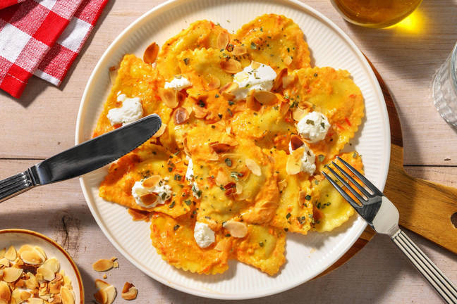 Ravioli di zucchine trombetta e salsa ai peperoni