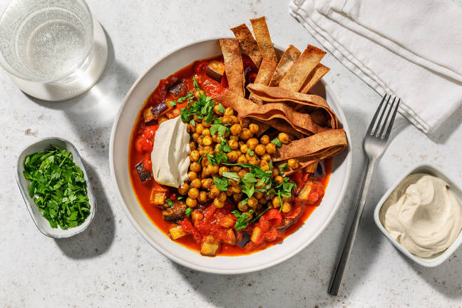 Aubergine fatteh met geroosterde kikkererwten