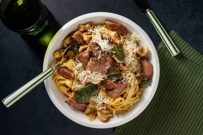 Feines Rindshuftsteak auf cremiger Jägersauce