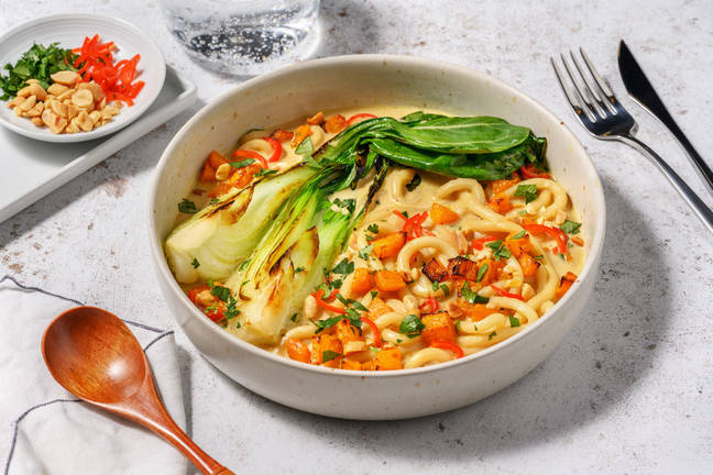 Ingefær-kokosmælksuppe med nudler og græskar