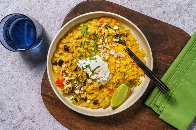 Pikante dahl met geroosterde aubergine en kruidige yogurtsaus