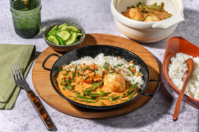 Indonesische stijl curry met ei en gefrituurde uitjes