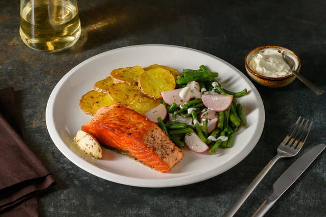 Gebratenes Lachsfilet mit Senfbutter