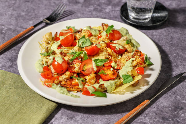Cheesy kip-caprese loaded fries