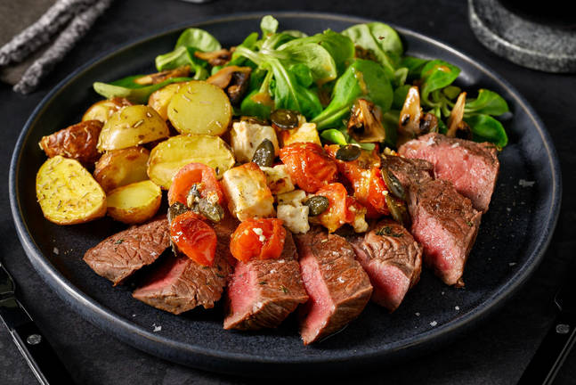 Hüftsteak vom Weiderind mit Tomaten-Hirtenkäse-Haube