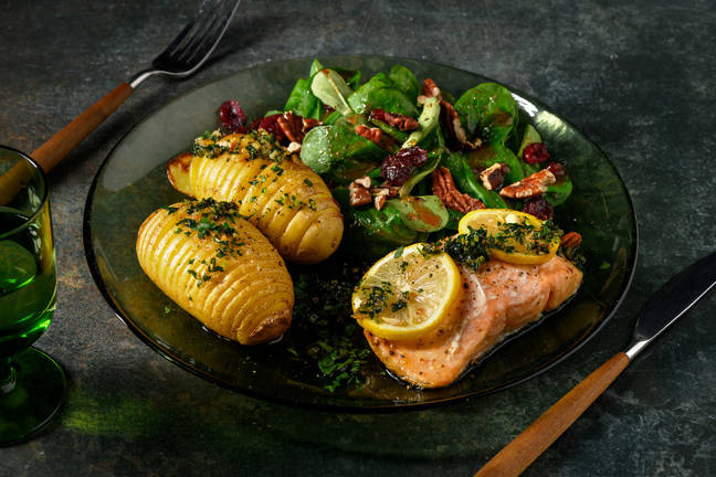 Zitroniger Lachs mit Hasselback-Kartoffeln