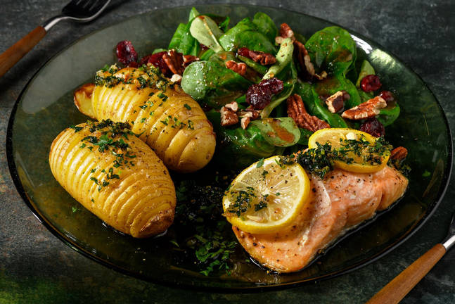 Zitroniger Lachs mit Hasselback-Kartoffeln