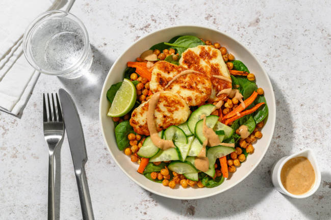 El bol chipriota: queso con salsa de cacahuete y lima