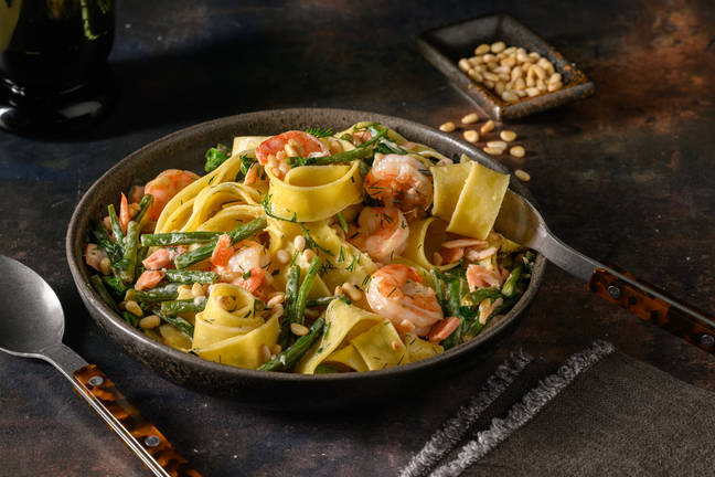 Røget lakse- og rejepasta i citrus -smørsauce