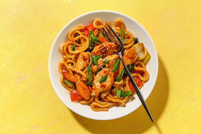 Snabb sötsur kyckling och udonnudlar