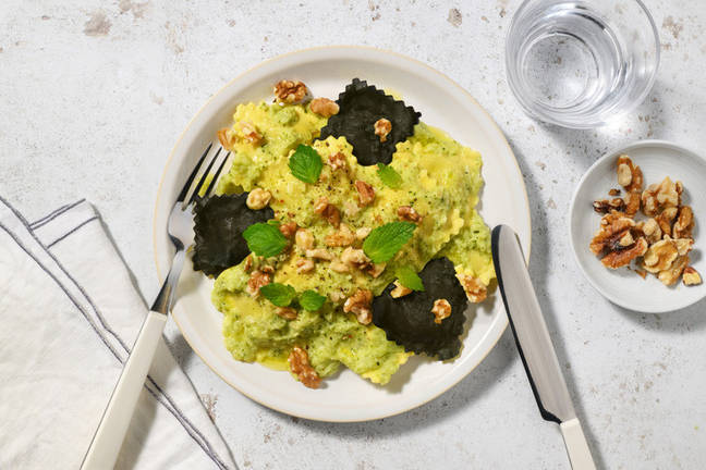 Ravioli di nasello bicolore in crema di zucchine