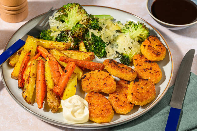 Krispiga vego-nuggets med regnbågspommes