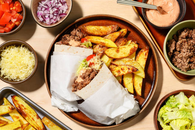 Cheeseburgarwraps på nötfärs och pommes