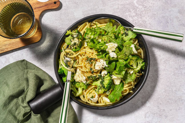 Spaghetti med pesto og frisk mozzarella