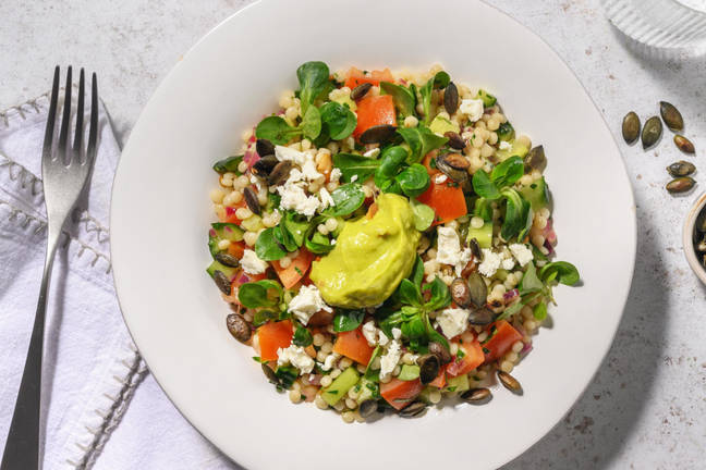Salade de couscous perlé, dip d'avocat et fromage à la grecque