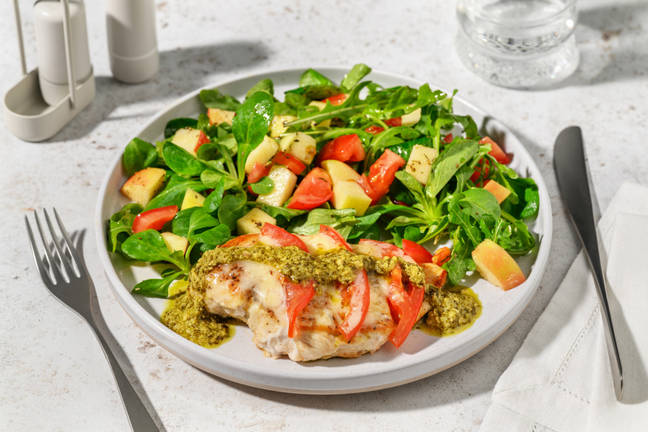 Nuestro caprese: pollo con pesto de albahaca