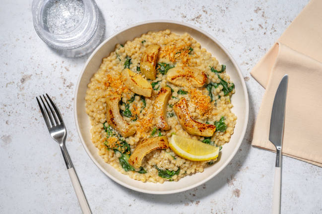 Bowl ricca di verdure alle erbette e carciofi