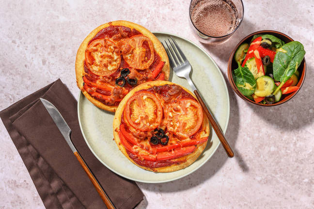 Minipizza-ansikten med paprika och sallad