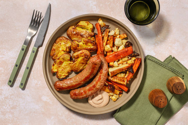 Honungs- och harissarostade grönsaker och korv