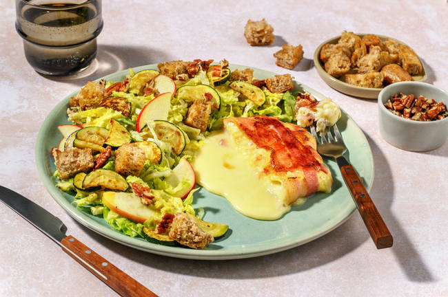 Camembert in ontbijtspek met appelsalade
