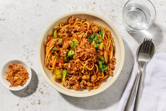 Noedels met kipgehakt, paksoi en rode peper
