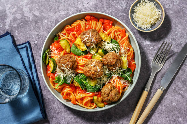 Kjøttboller og pasta i tomatsaus