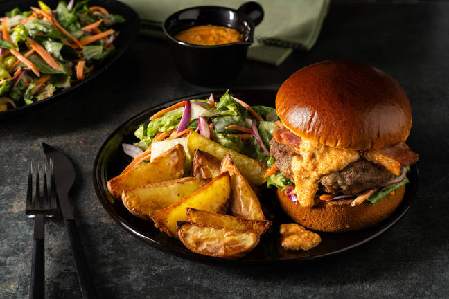 Burger med bacon og ostesauce