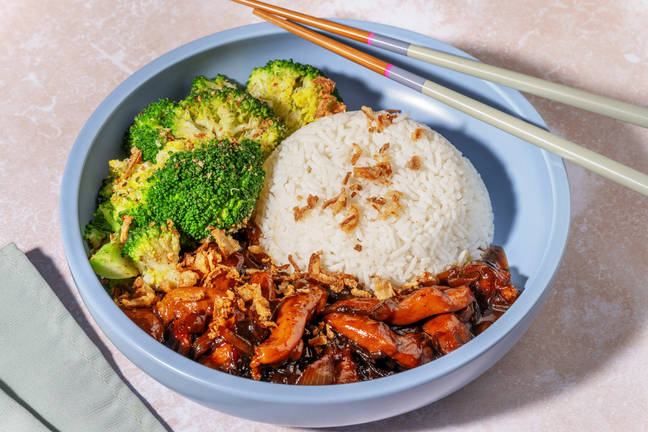 Sweet & sticky kippendijreepjes met gomasiobroccoli