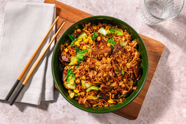 Noedels met vegetarische runderstukjes in pittige saus