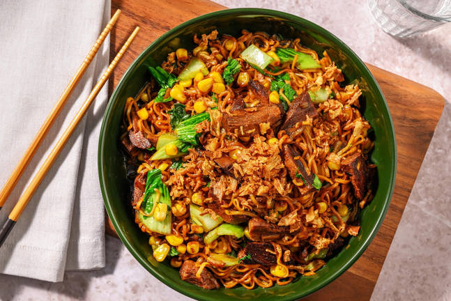 Noedels met vegetarische runderstukjes in pittige saus