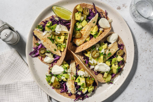 Tacos de poisson, salsa de kiwi-avocat et crème aigre