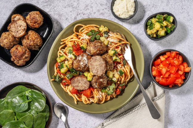 Kødboller og pasta i tomatsauce 