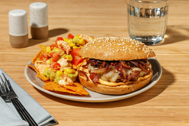 Cheeseburger & chips de tortilla garnies