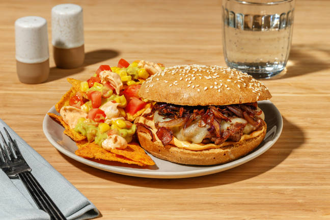 Recette culte : cheeseburger & chips de tortilla garnies