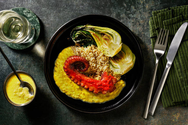 Pulpo glaseado al kimchi con salsa de maíz 