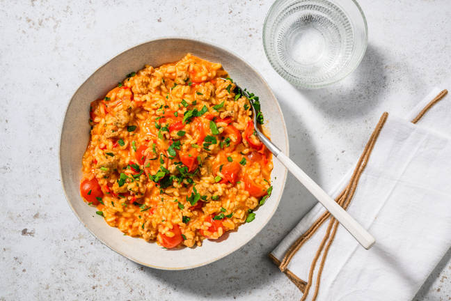 Tomatenrisotto met kipworstjes
