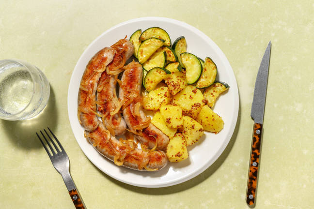 Salchichas encebolladas con patatas a la mostaza