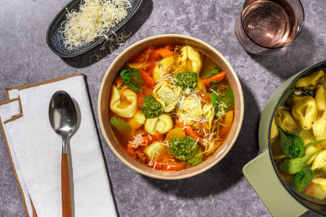 Italiaanse stijl tortellonisoep met spinazie