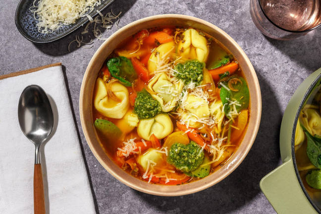 Tortellonisoep met spinazie op z'n Italiaans