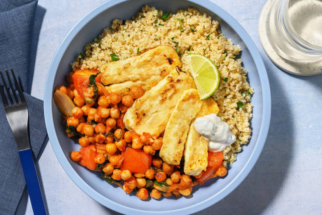 Grillkäse auf Kichererbsen-Spinat-Bett