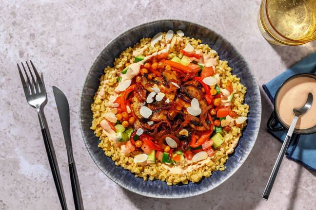 Bulgurbowl met harissa, portobello en pittige yoghurtsaus