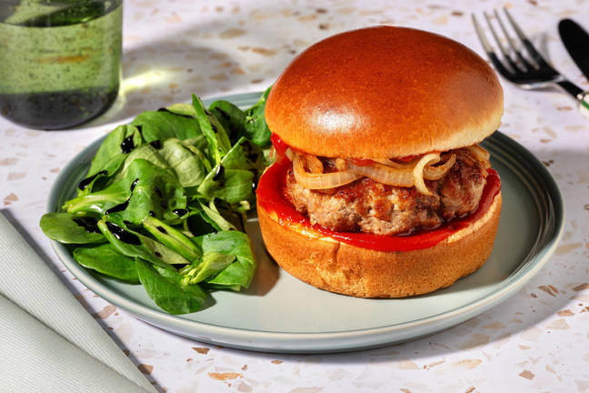 Burger di pollo fatto in casa e cheddar fuso