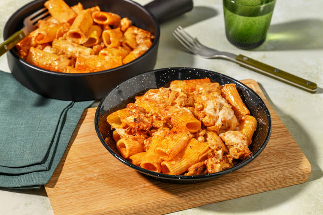 Rigatonis gratinados con pollo y queso