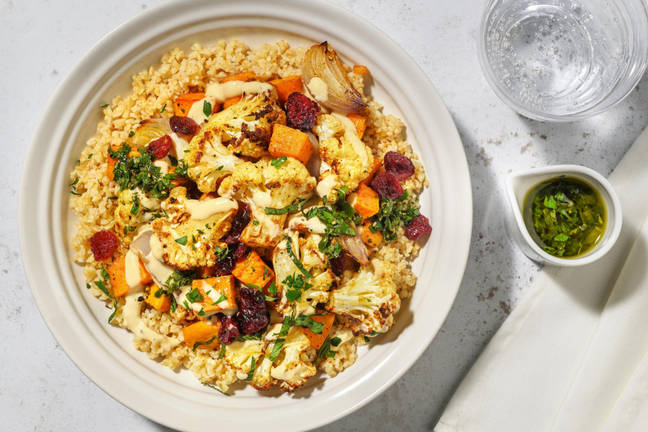 Geroosterde groenten met cranberry's en hummus