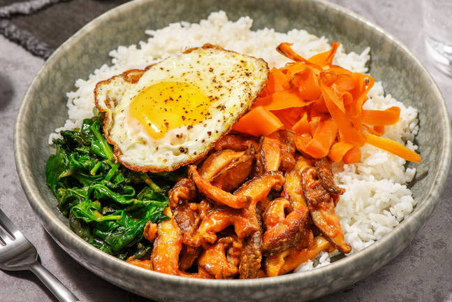 Bibimbap di carne piccante e funghi alla coreana